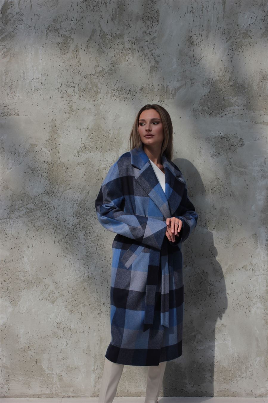 Женское синее пальто в клетку Модико фото