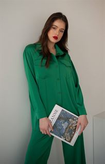 Зеленый женский костюм с рубашкой фото